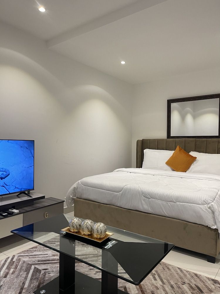 Unique Homes by Lennox Executive Studio, 1 Queen Bed 2