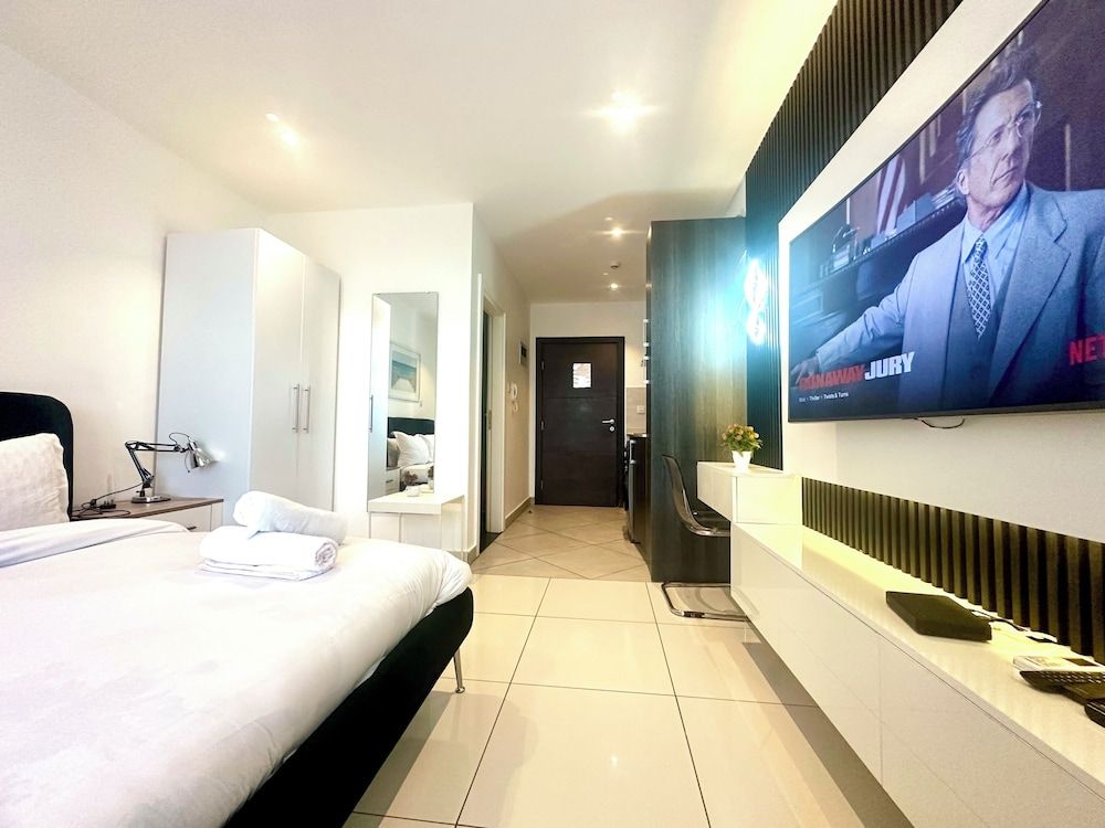 Unique Homes by Embassy Gardens Luxury Studio Suite, Courtyard View 39