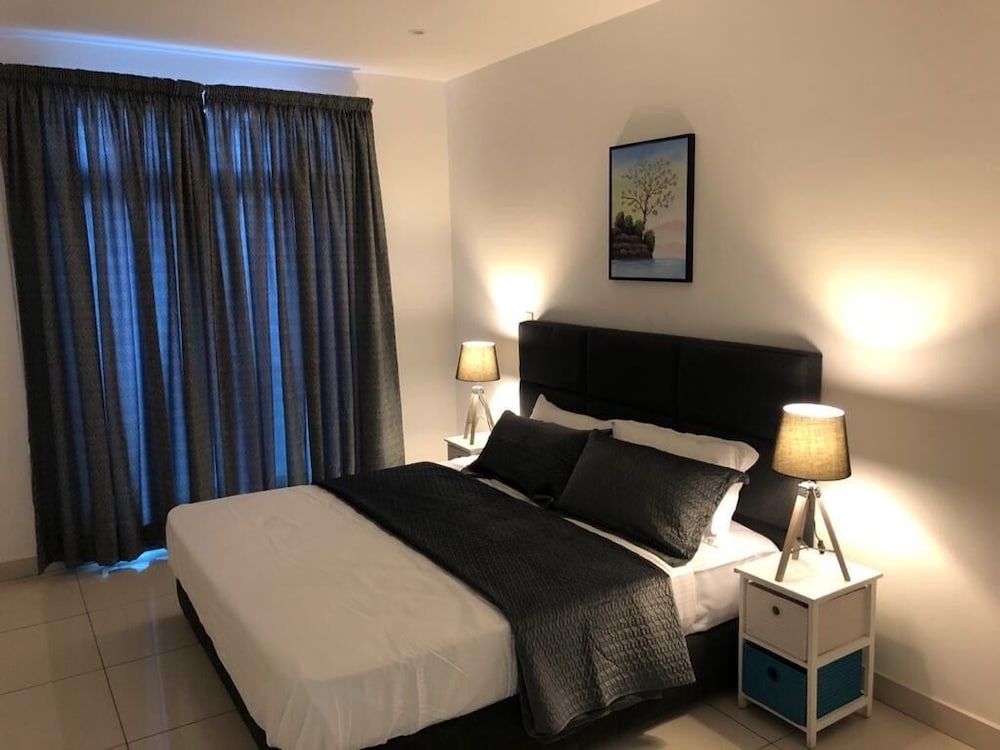 Unique Homes by Embassy Gardens Executive Apartment, 1 Queen Bed, Accessible 2