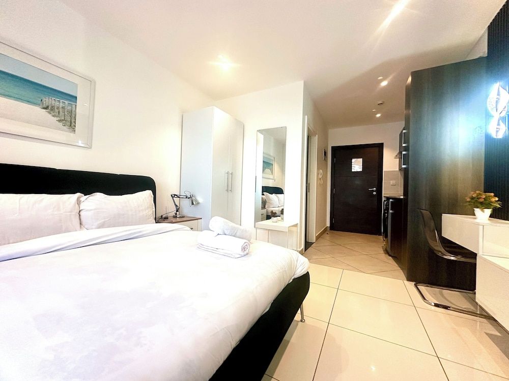 Unique Homes by Embassy Gardens Luxury Studio Suite, Courtyard View 37