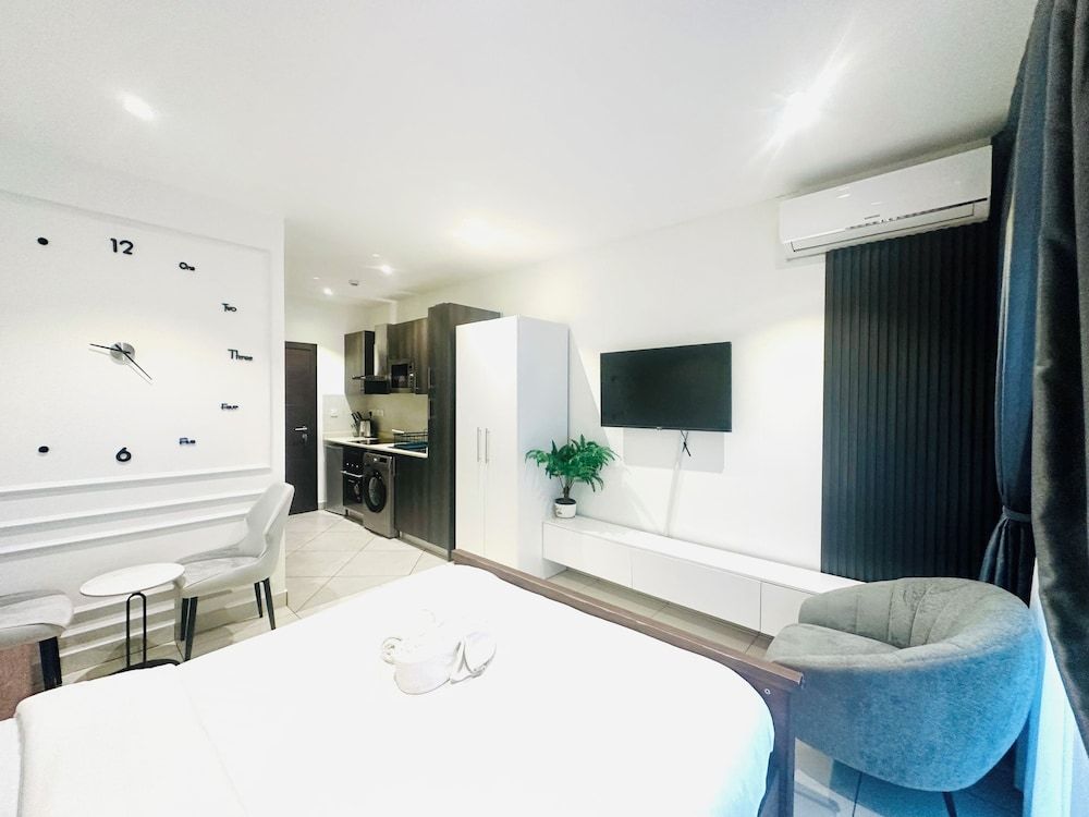 Unique Homes by Embassy Gardens Luxury Studio Suite, Courtyard View 91