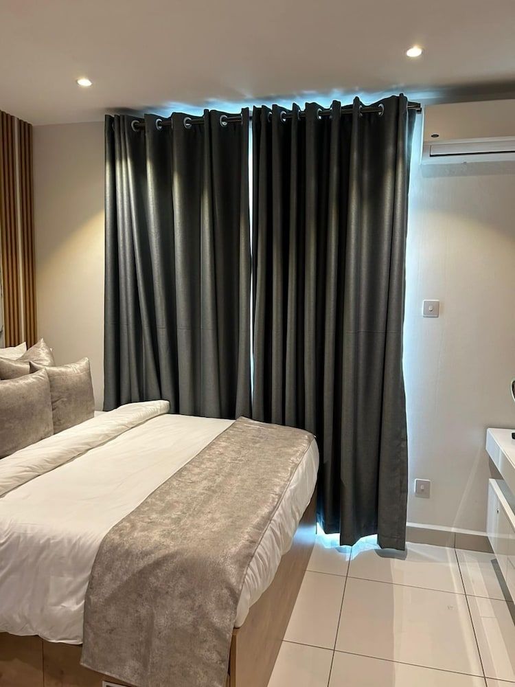 Unique Homes by Embassy Gardens Luxury Studio Suite, Courtyard View 14