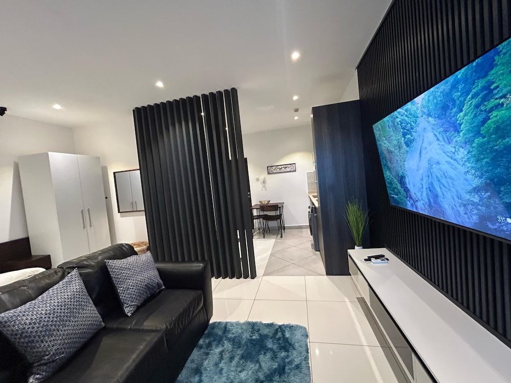 Unique Homes by Embassy Gardens Luxury Studio Suite, Courtyard View 90