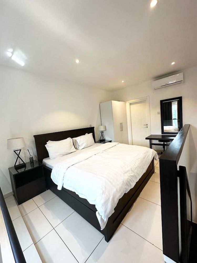 Unique Homes by Embassy Gardens Deluxe Duplex, 1 Bedroom, Pool View 6