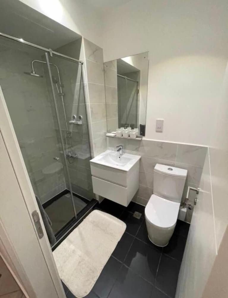 Unique Homes by Embassy Gardens Executive Apartment, 1 Queen Bed, Accessible 19