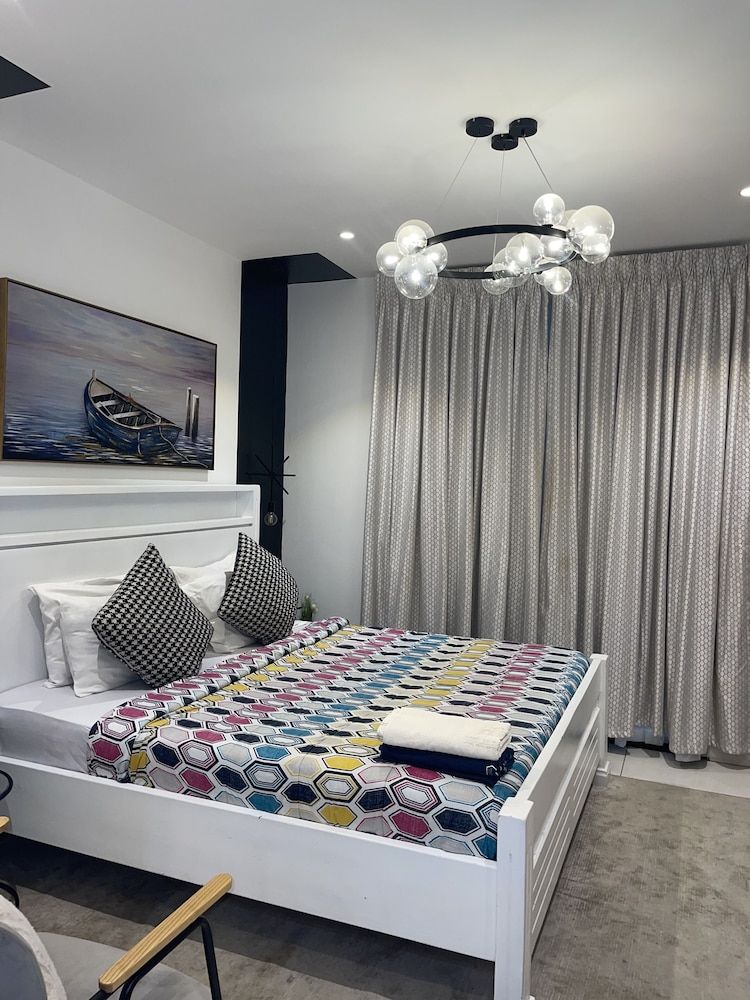 Unique Homes by Embassy Gardens Luxury Studio Suite, Courtyard View 3