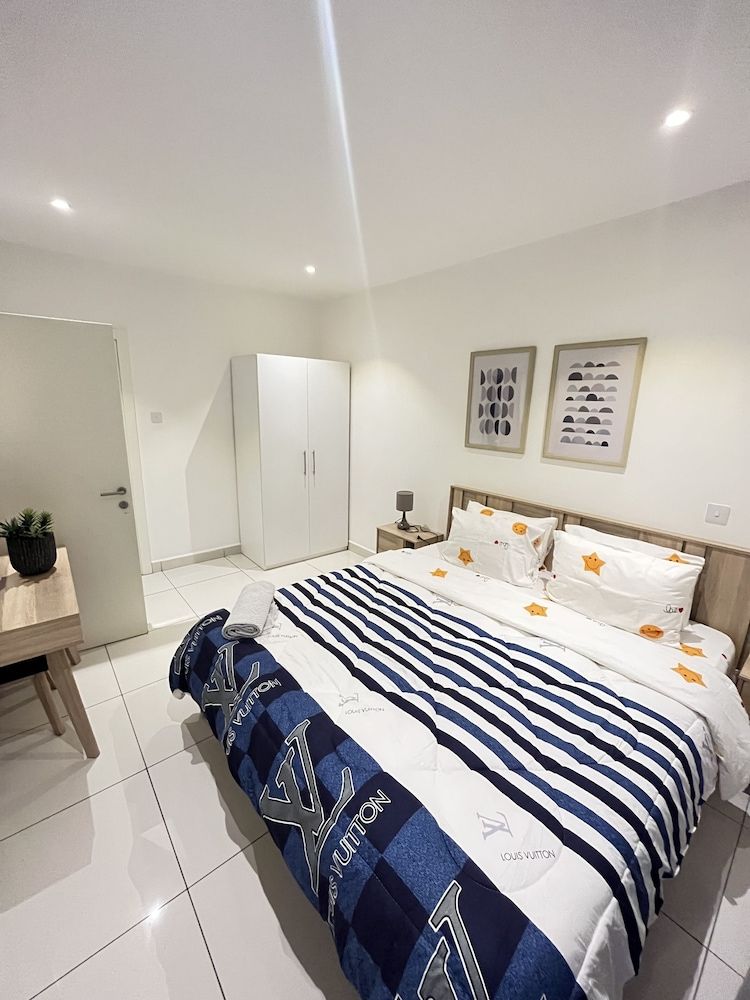 Unique Homes by Embassy Gardens Deluxe Duplex, 1 Bedroom, Pool View 3