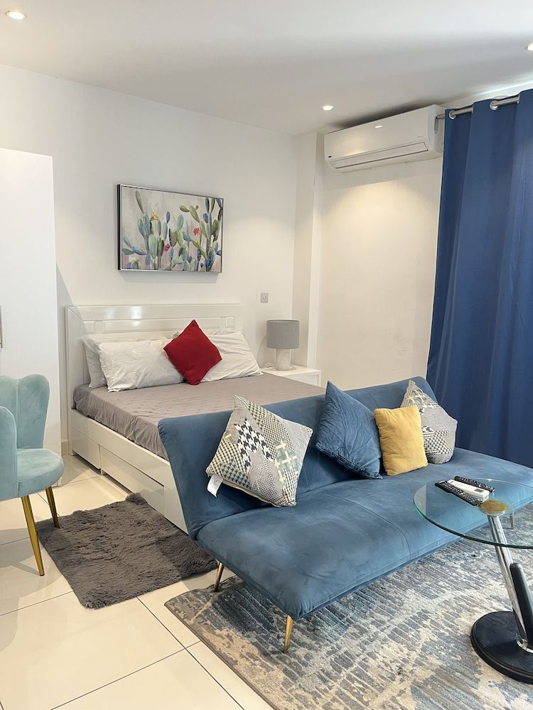 Unique Homes by Embassy Gardens Luxury Studio Suite, Courtyard View 5