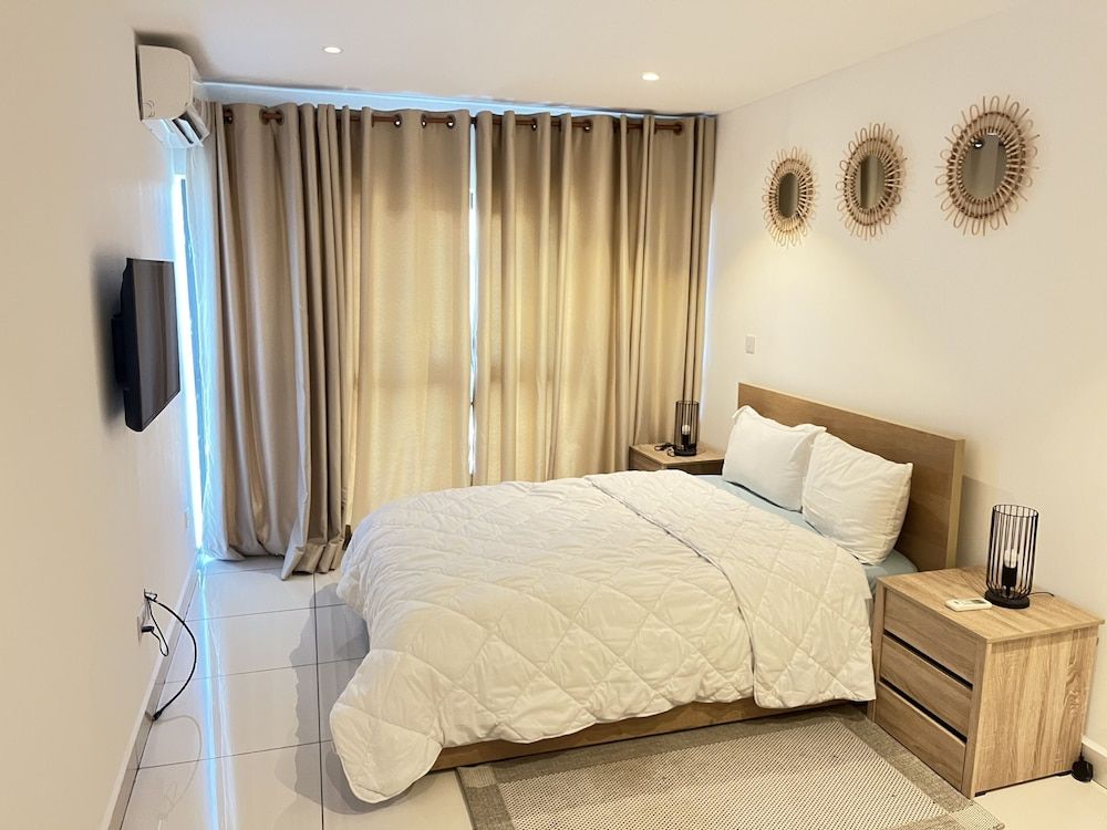 Unique Homes by Embassy Gardens Deluxe Duplex, 1 Bedroom, Pool View 5