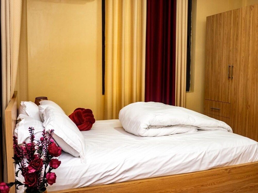 Colindale Court Deluxe Double Room Single Use 2