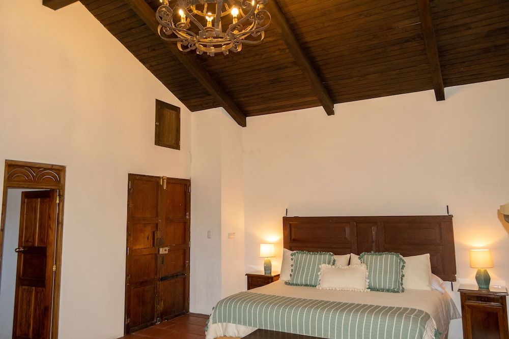 La Villa Serena Deluxe Room 4