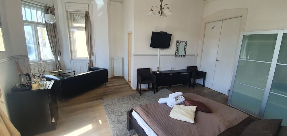 Butterfly Home Danube Superior Double or Twin Room, River View 9