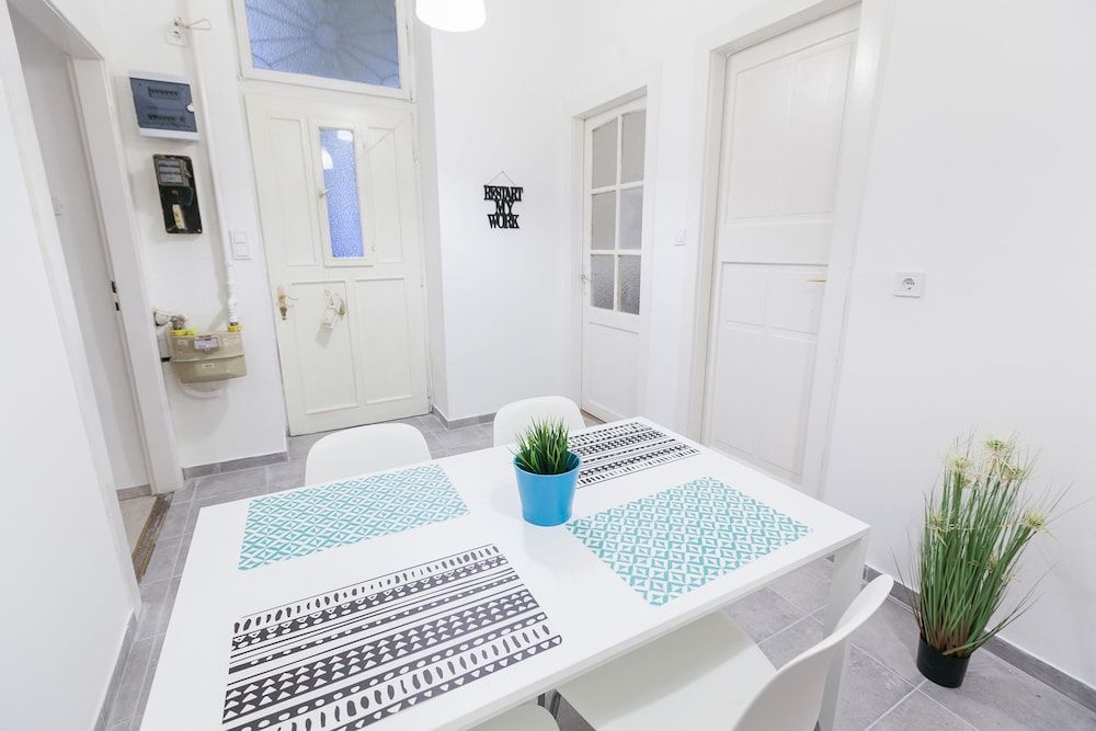 undefined Classic Ernesto near Opera 8