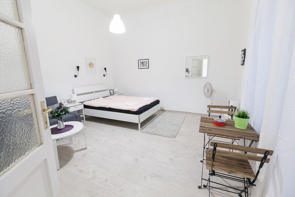 undefined Classic Ernesto near Opera 9