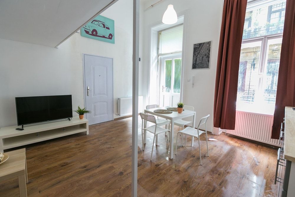 Sparkling Ernesto IV City Apartment, 4 Bedrooms 2