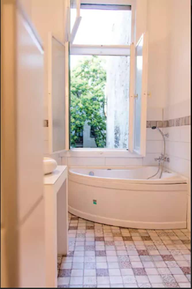 Incredible Ernesto IV City Apartment, 3 Bedrooms 22