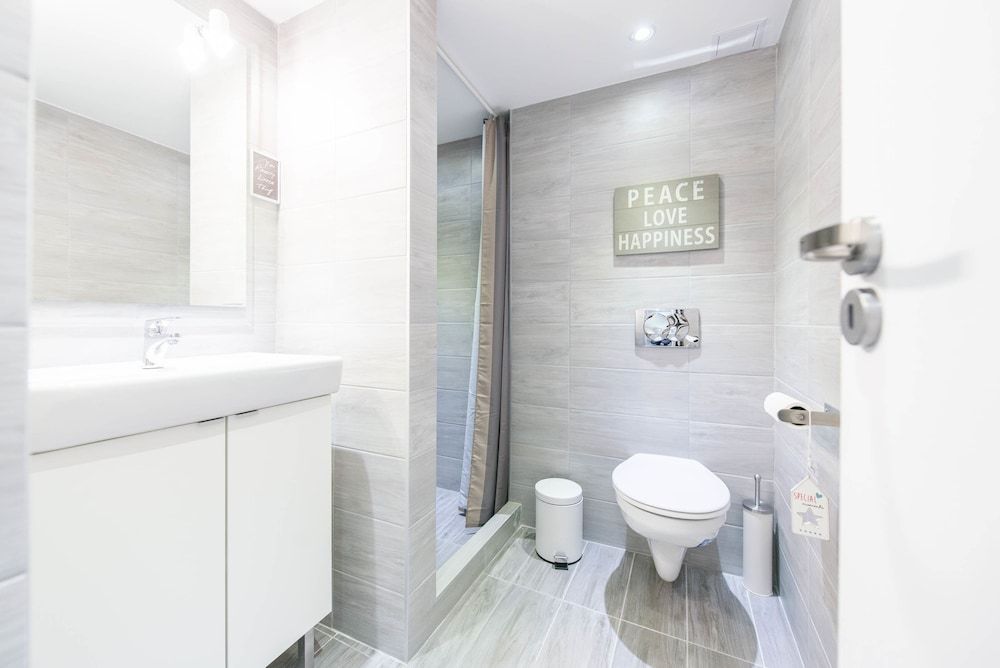 Happy Home Budapest POP Design Apartment (PINK) 3