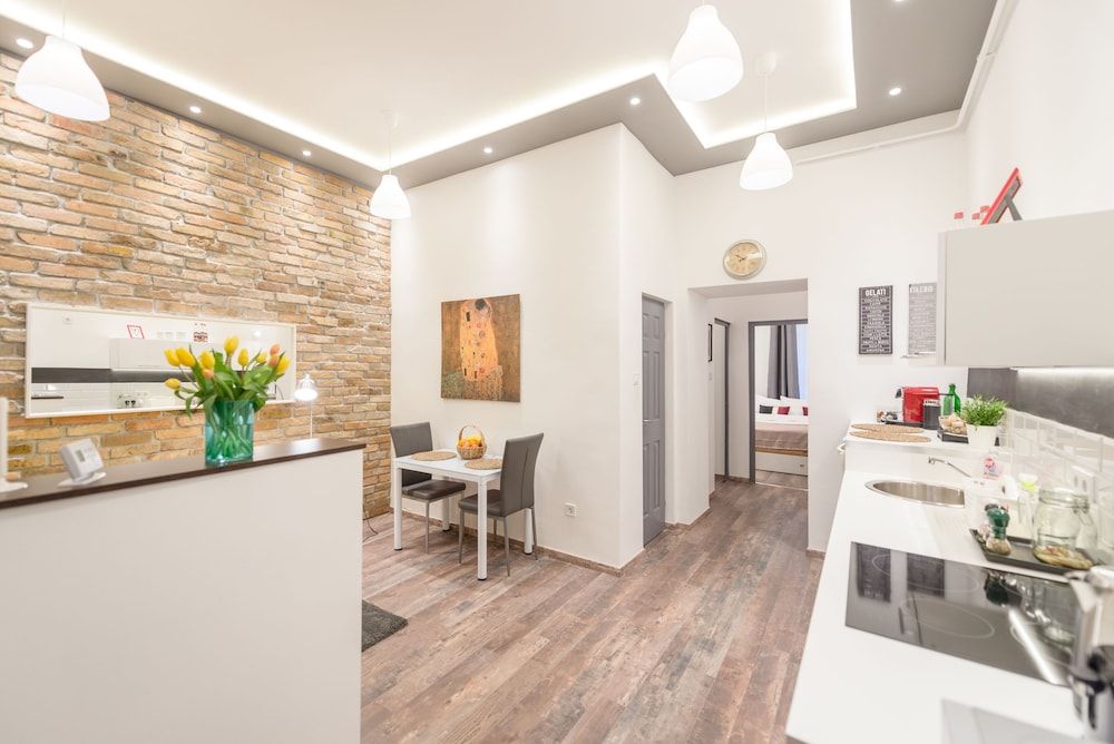 undefined Venus Apartments - Almassy Park