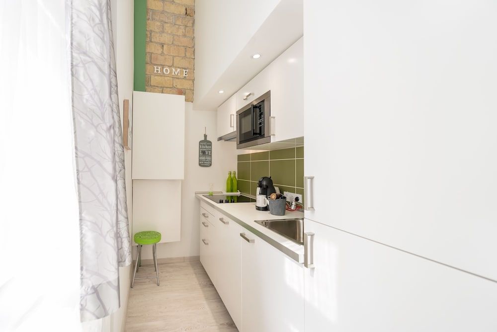 undefined happy home Budapest FOX 7