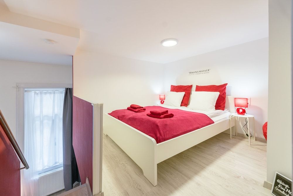 happy home Budapest FOX Design Apartment, 1 Queen Bed with Sofa bed (RED) 4