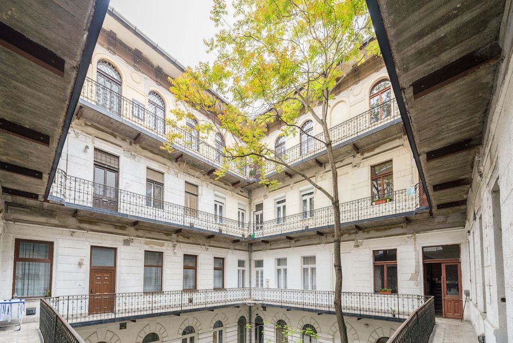 undefined happy home Budapest FOX