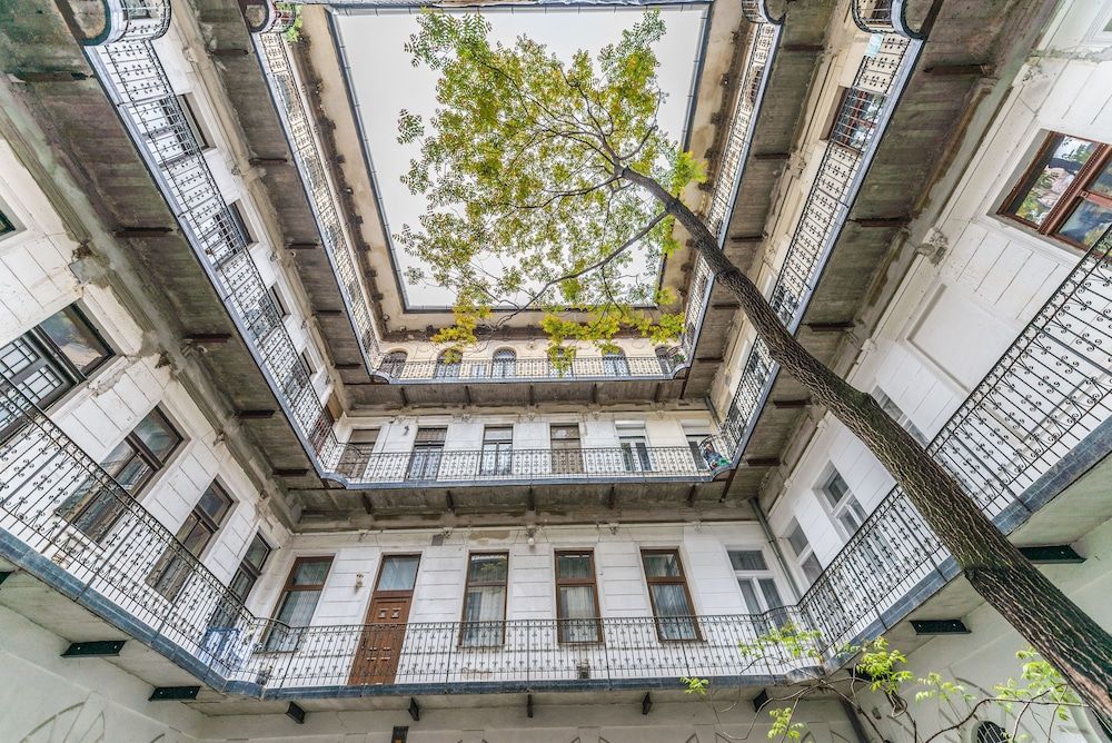 undefined happy home Budapest FOX 3