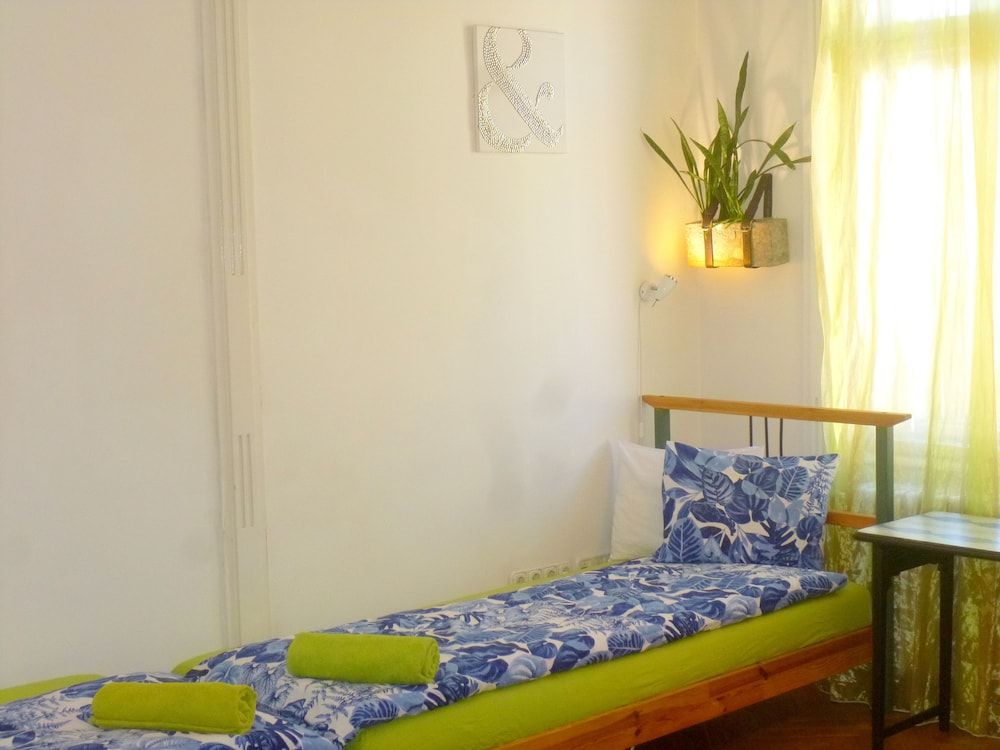 Gaia Astoria Triple Room, Shared Bathroom 2