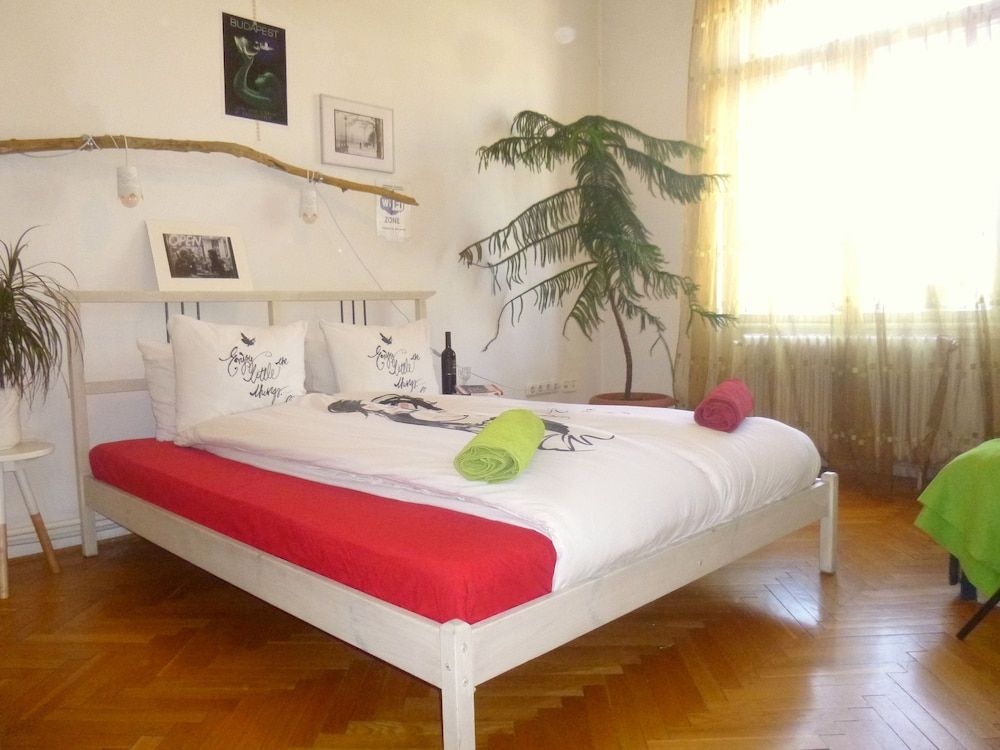 Gaia Astoria Double or Twin Room, Shared Bathroom 4