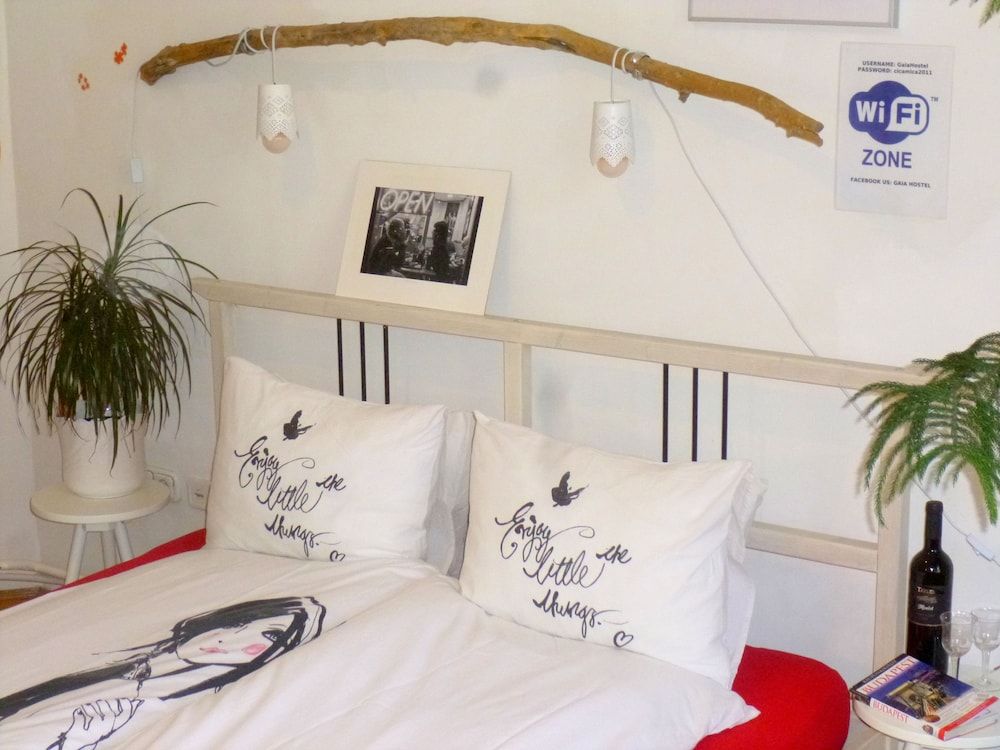Gaia Astoria Double or Twin Room, Shared Bathroom 3