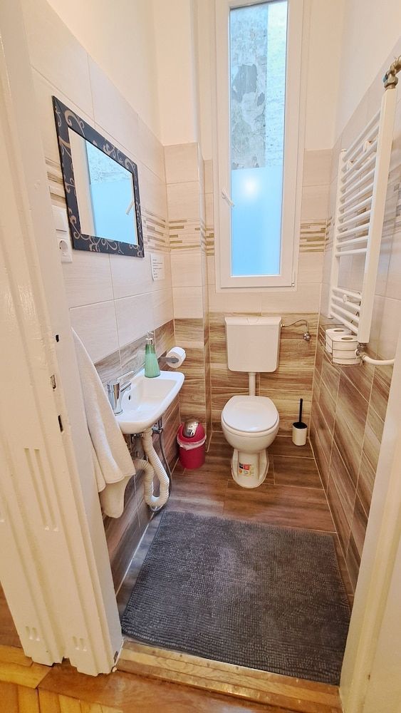 Gaia Astoria Triple Room, Shared Bathroom 8