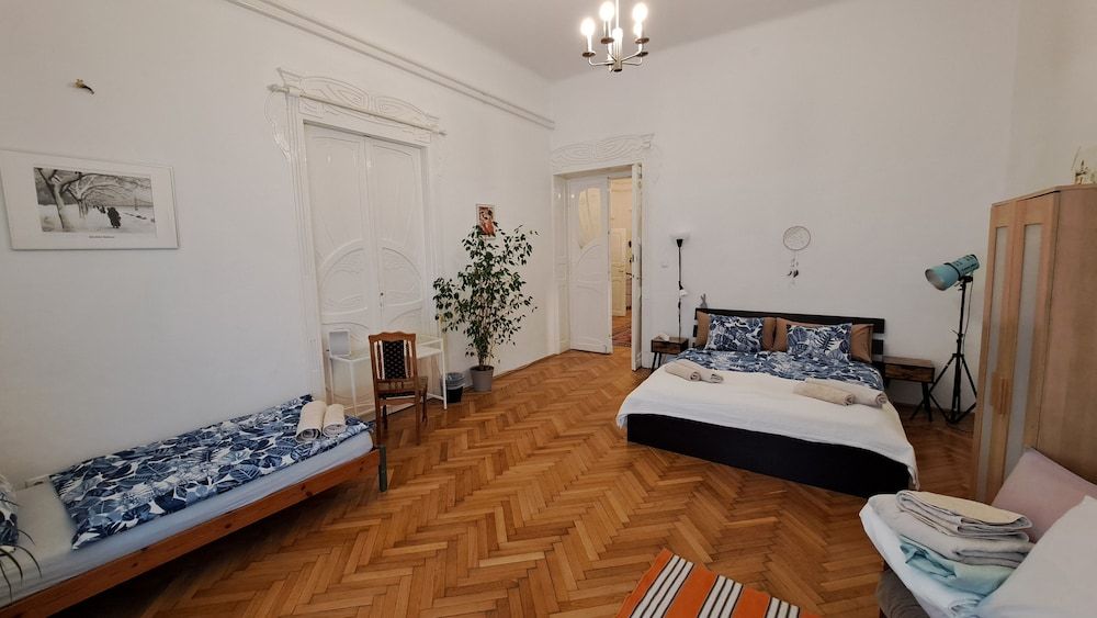 Gaia Astoria Triple Room, Shared Bathroom 5