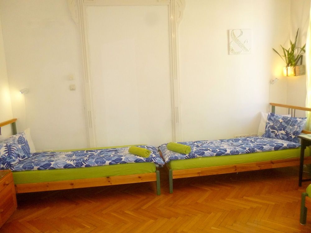 Gaia Astoria Triple Room, Shared Bathroom 4