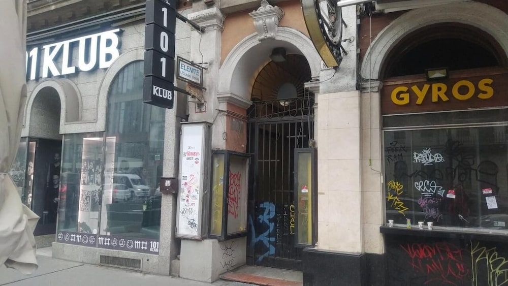 undefined TRAFFIC Hostel 5