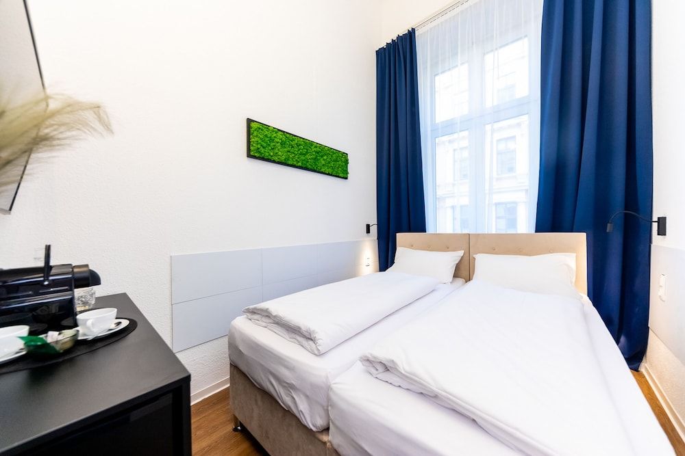 undefined Adagio Downtown Rooms 8