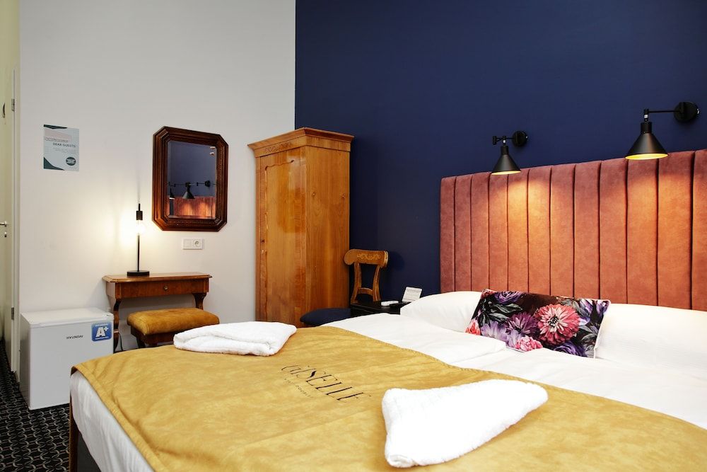 undefined Giselle Vintage Doubles - Adults Only 10