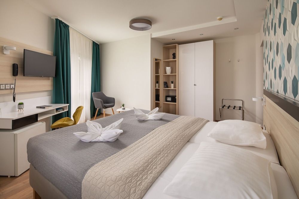 Kristály Hotel Deluxe Room 9