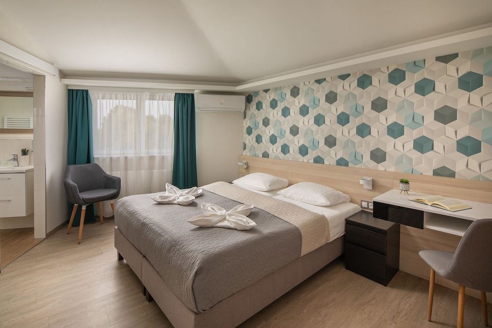 Kristály Hotel Deluxe Room 12