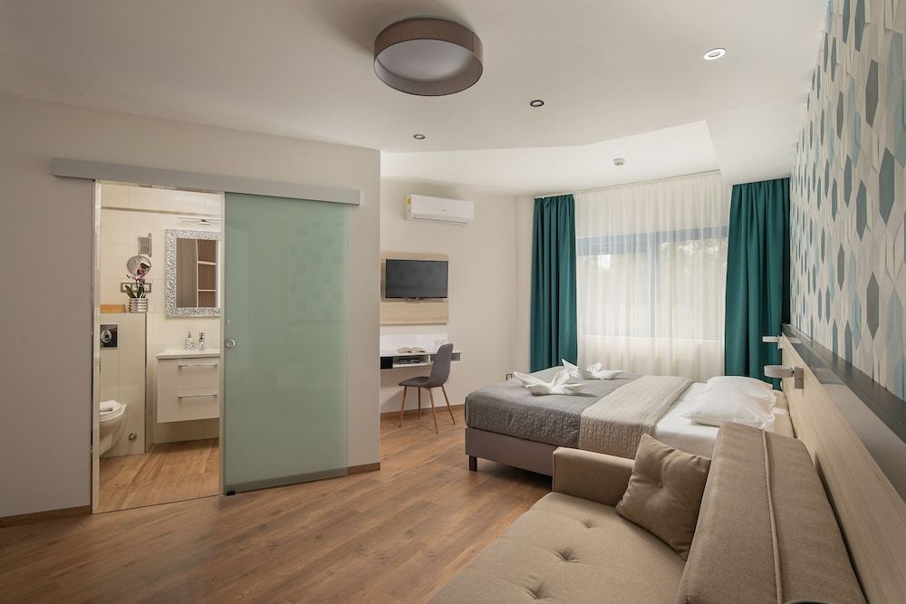 Kristály Hotel Deluxe Room 7