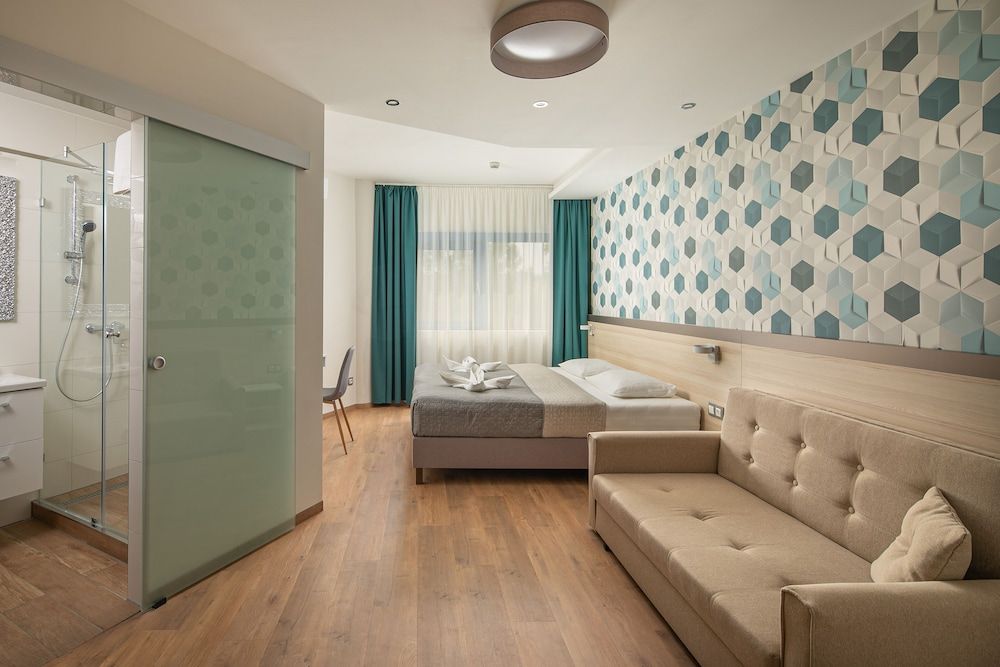 Kristály Hotel Deluxe Room 8