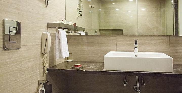 Quality Hotel DV Manor Executive Room, 1 Double Bed/2 Twin Beds, Smoking 9