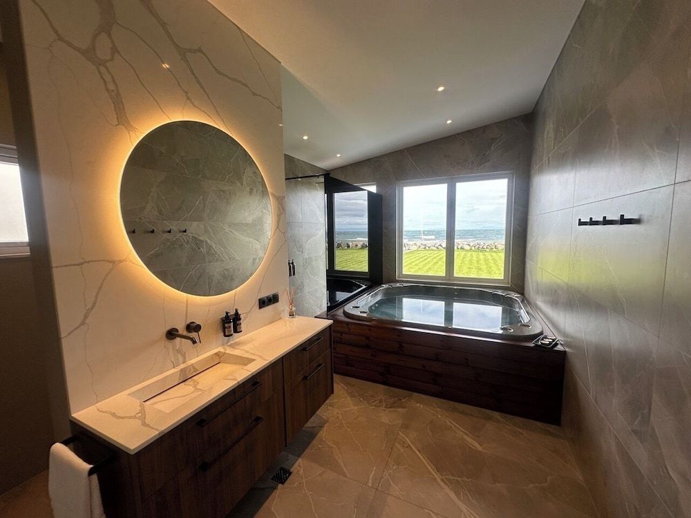 Bay View Apartments Deluxe Apartment 13