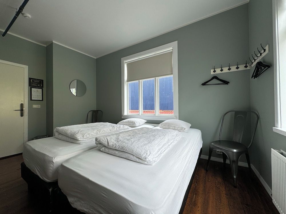 Akureyri Backpackers Double Room, Shared Bathroom 5