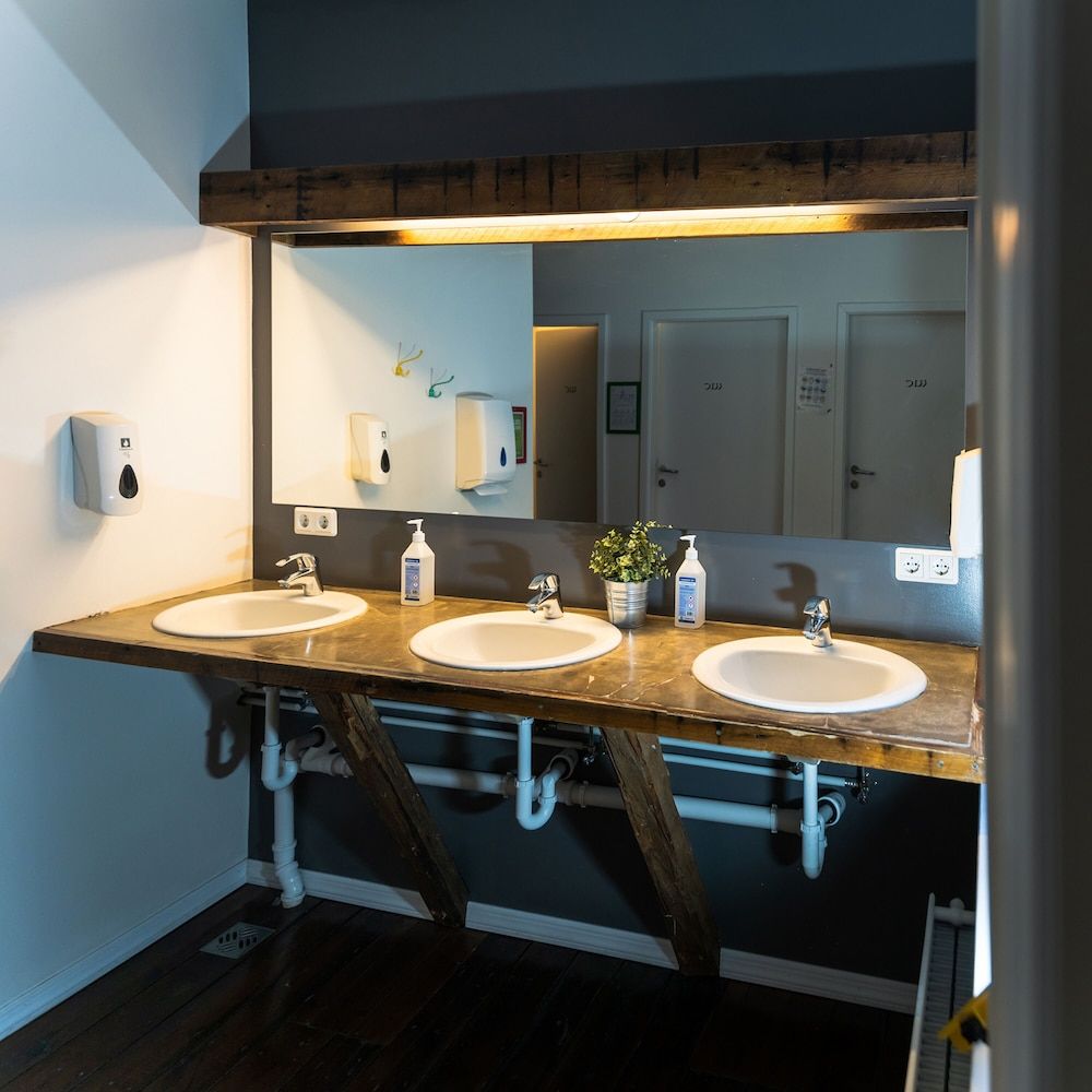 Akureyri Backpackers Double Room, Shared Bathroom 9