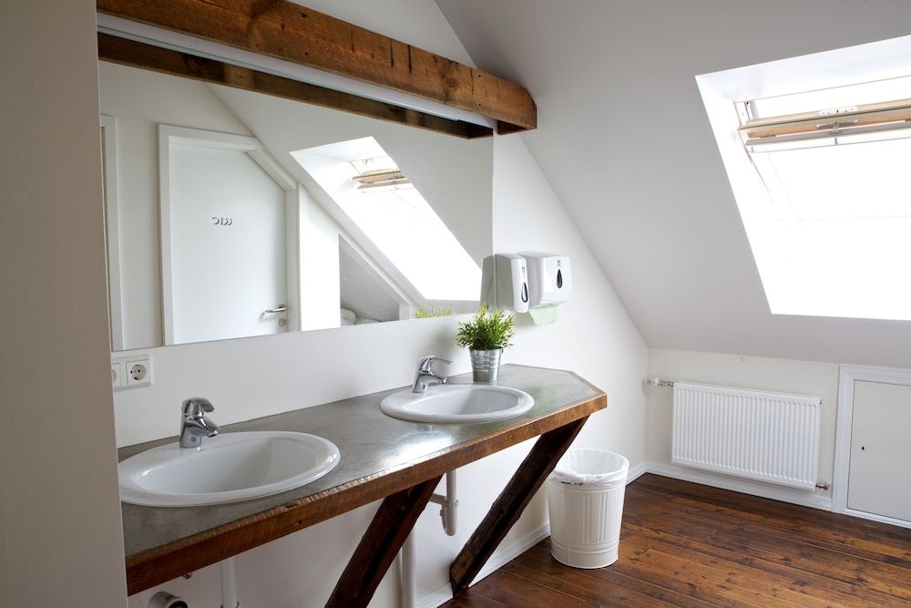 Akureyri Backpackers Double Room, Shared Bathroom 8