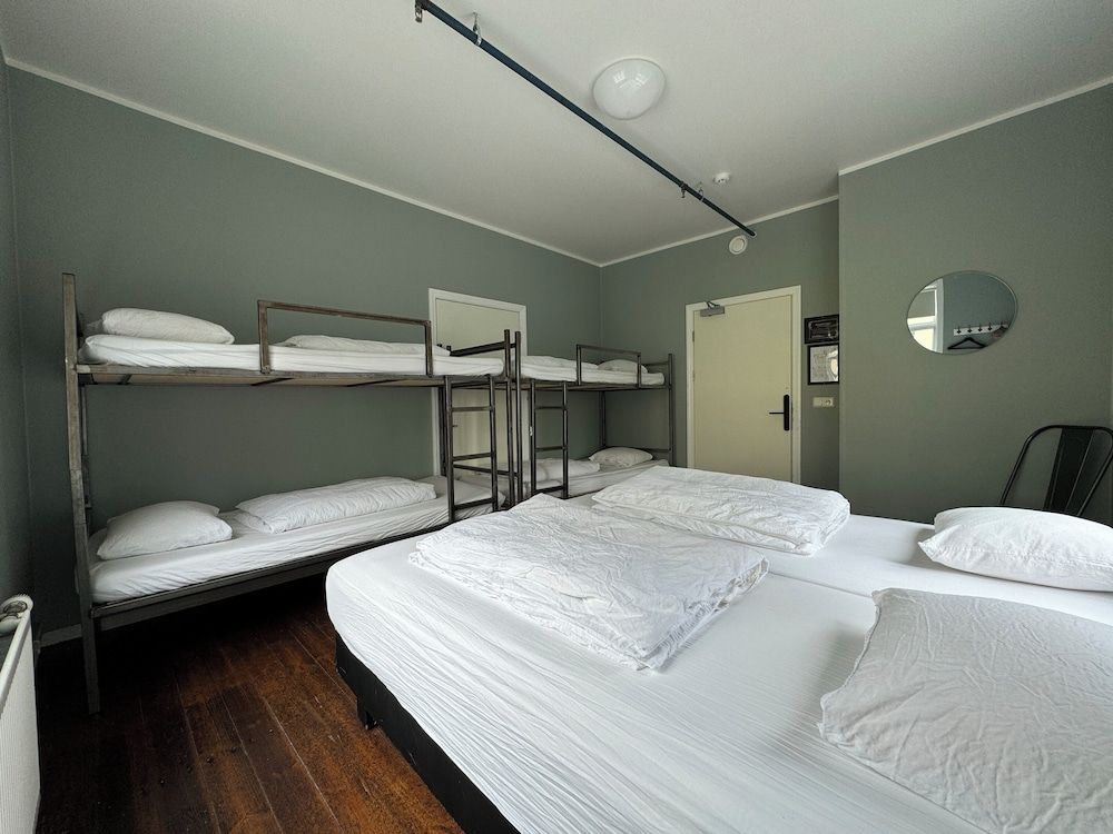 Akureyri Backpackers Family Room (6-Beds) 3