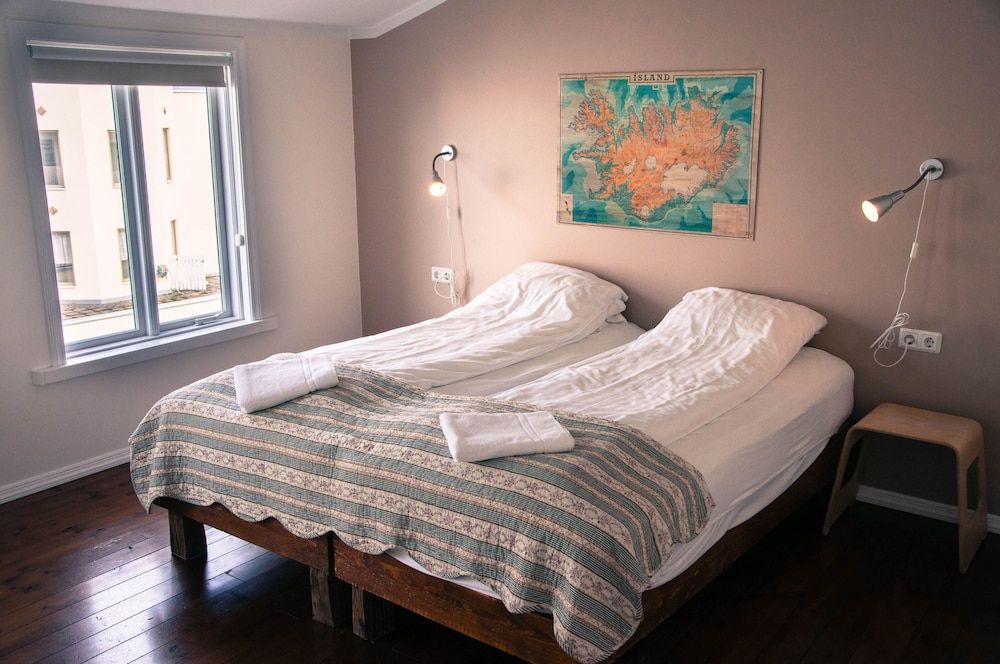 Akureyri Backpackers Double Room, Shared Bathroom 3