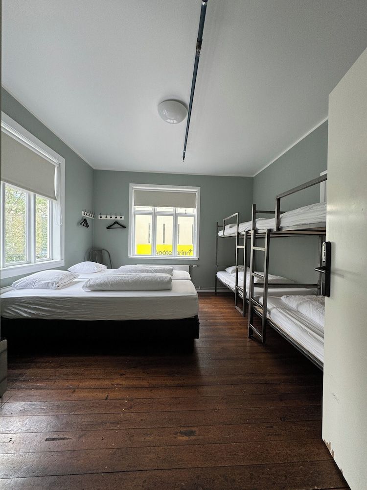 Akureyri Backpackers Family Room (6-Beds) 5