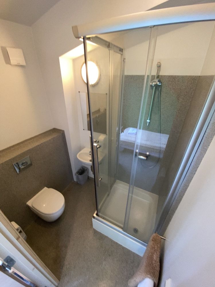 Hörgsland Guesthouse Quadruple Room, Private Bathroom 5