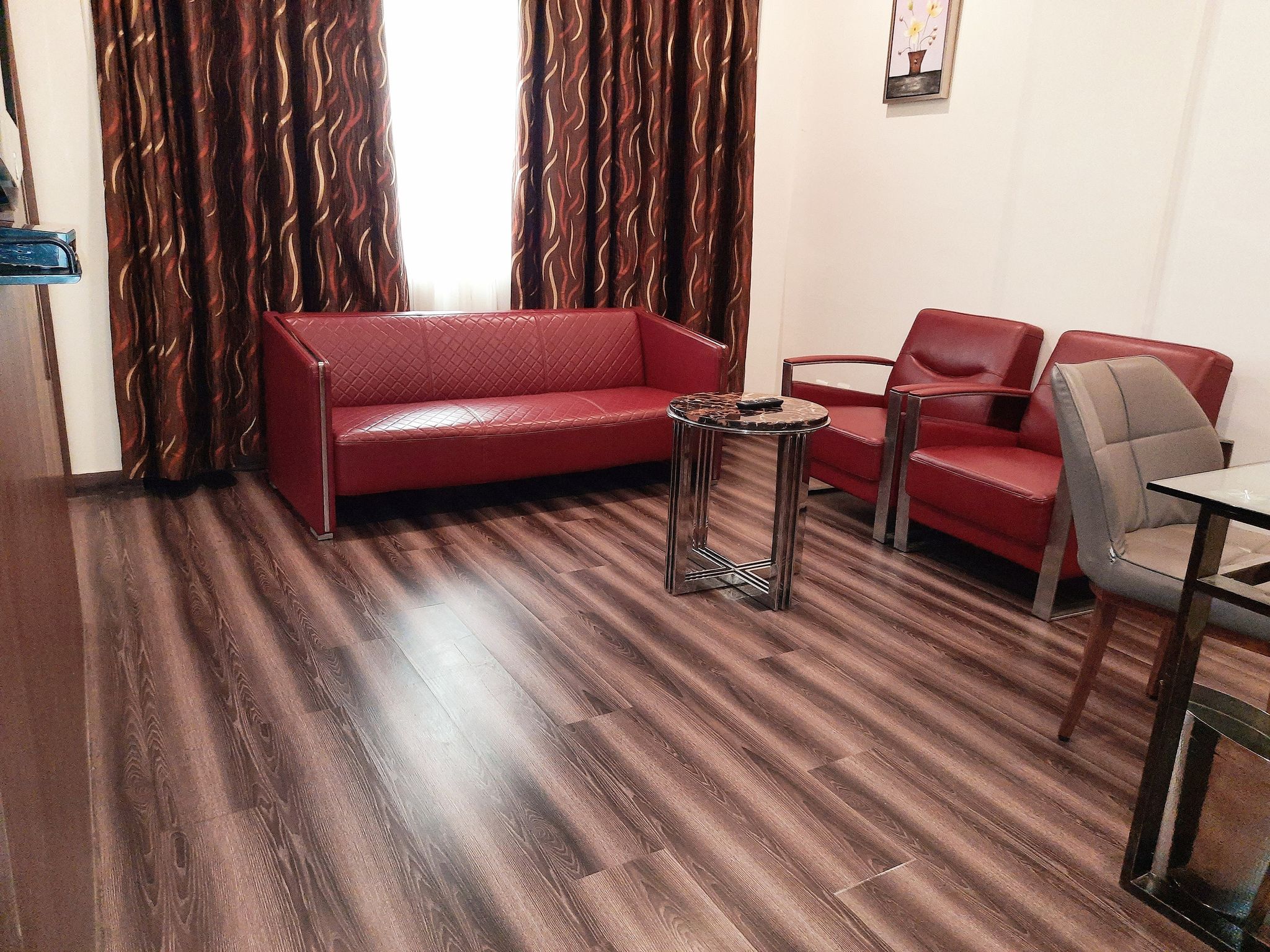 Deluxe Suite (Deluxe Suite)