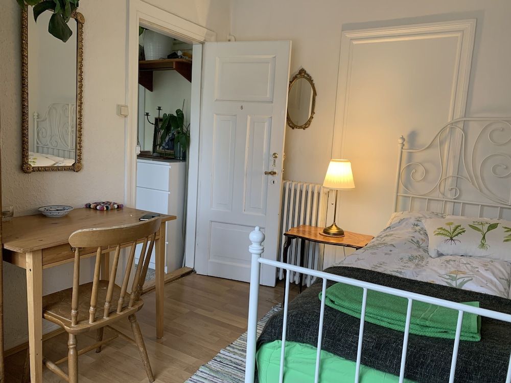 Reykjavik Guesthouse Deluxe Twin Room, Shared Bathroom (2) 9